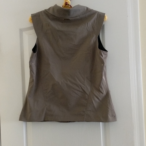 Tail taupe, hidden zipper polyester vest. Size Med - Picture 8 of 9
